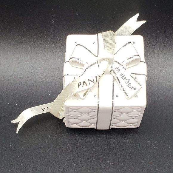 Pandora 2016 Porcelain White Silver Quilted Christmas Present Ornament - Picture 5 of 15